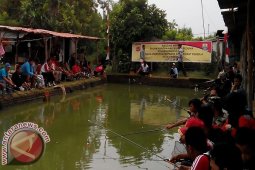 Rayakan Hari Buruh dengan Mancing Bersama Polisi