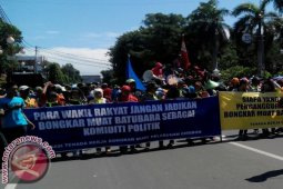Puluhan Isteri Buruh Pelabuhan Cirebon Unjuk Rasa