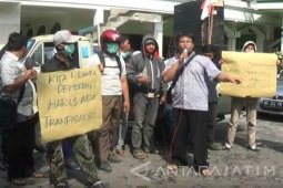 Belasan Warga Demo Pertanyakan Proses Rekrutmen Pendamping Haji