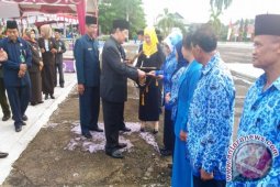 Bupati Paser Beri Penghargaan Guru Berprestasi