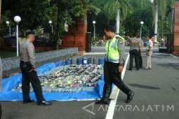 Trenggalek Musnahkan Ribuan Minuman Keras Peringati Hardiknas