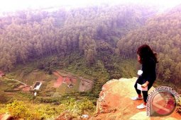 Aher Ajak Wisatawan Berlibur di Jabar