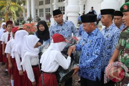 Pemkab Serahkan Penghargaan kepada Tokoh Peduli Pendidikan