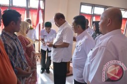 Walikota Serahkan Upah Tukang Rumah Kurang Mampu