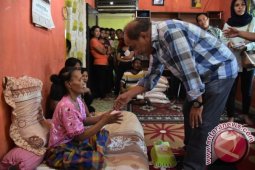 Walikota Kunjungi Warga Yang Sakit