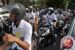 Siswa di Kota Jambi konvoi sepeda motor setelah pengumuman kelulusan