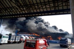Gudang Bahan Baku Sandal di Gresik Terbakar