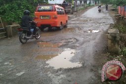 Pengendara Berharap Jalan Menuju Perkantoran di Perbaiki