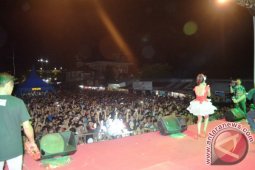 RIBUAN WARGA TERHIBUR