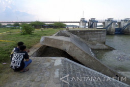 Pelengsengan Bendung Gerak Ambrol