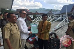 Gus Irawan Serahkan Hand Traktor
