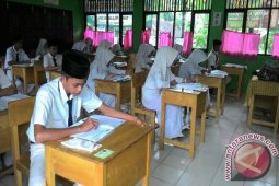Ujian Nasional SLTP HST Lancar