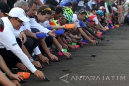 Atlet Balap Sepeda Melepas Tukik