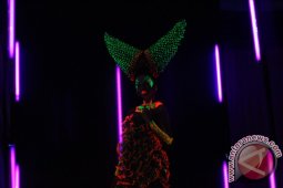 FASHION SHOW GLOW IN THE DARK