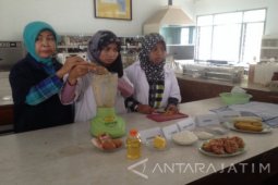 Dosen Unitomo Buat Donat dari Kulit Pisang