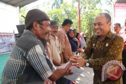 Wakil Bupati Serahkan KKS kepada Warga