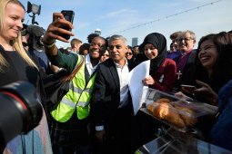 Anak Sopir Bus Jadi Wali Kota Muslim Pertama di London