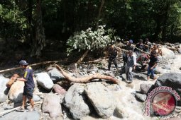 EVAKUASI KORBAN BANJIR BANDANG SIBOLANGIT