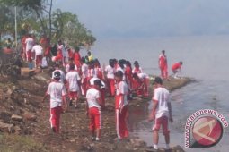 Masyarakat Samosir Aksi Bersih Danau Toba