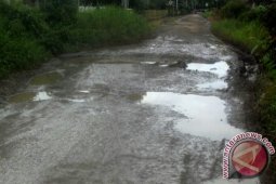 Kondisi Jalan Orang Kayo Hitam Memprihatinkan