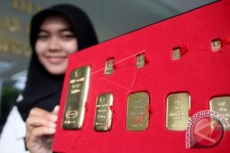 Emas Sedikit Menguat Jelang Rilis Risalah Pertemuan Fed