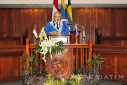 Unair Anugerahi Profesor Tamu dari Australia