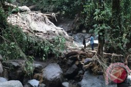 PAKAIAN KORBAN BANJIR BANDANG
