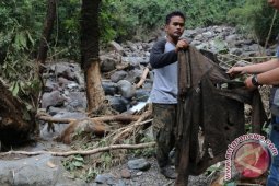 PAKAIAN KORBAN BANJIR BANDANG