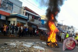 Pedagang Pasar Limbangan Tutup Jalan Nasional