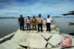 Akibat Banjir Bangunan Oprit Hancur