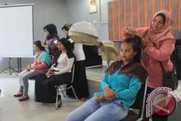 Dinsosnakertrans Cetak Tenaga Rias Penganten
