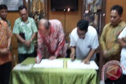 Walikota Serahkan Dana Hibah Pemilukada Tebing Tinggi
