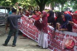 Warga Minta Majelis Hakim Bebaskan Empat Terdakwa