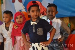 Seorang Wanita Dihajar Akibat Dicurigai Penculik Anak