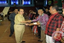 Disperindagkop Kaltim Beri Sertifikat Koperasi Laksanakan RAT