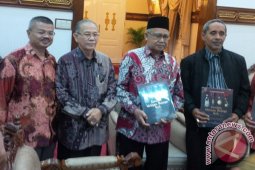 Gubernur Terima Buku "Kemilau Warisan Budaya Aceh"