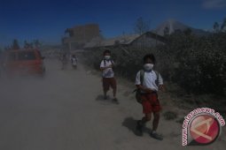SISWA DI SINABUNG SEKOLAH PAKAI MASKER