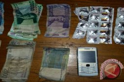Tersangka Sembunyikan Barang Bukdi Di Bawah Kasur