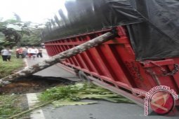 Jalinsum Sipirok-Tarutung Macet Total