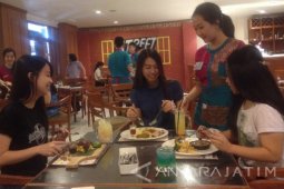Mahasiswa UK Petra Belajar Kelola "Street Market Thailand"