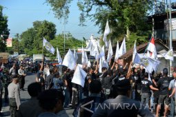 Aksi Buruh Tutup Jalan