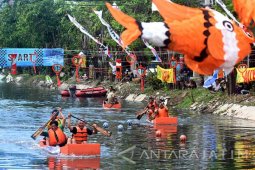 Balap Dayung Perahu Rakit