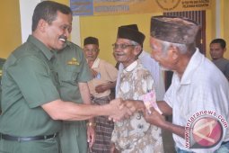 Bupati Aceh Jaya salurkan bantuan dana sosial