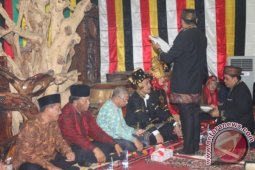 Penabalan Gelar Adat Kepada GM PLN