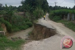 Warga Simalungun Desak Perbaikan Jalan Lima Kecamatan