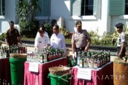 Ribuan Botol Minuman Keras di Malang Dihancurkan