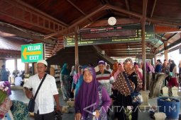 Pengunjung Makam Sunan Bonang Tuban Membeludak