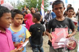 Jokowi bagikan buku kepada anak-anak di Lhokseumawe