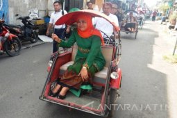 Mensos Naik Becak Kelilingi Eks Lokalisasi Dolly