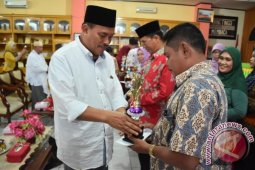 Walikota Serahkan Hadiah Lomba Perpustakaan